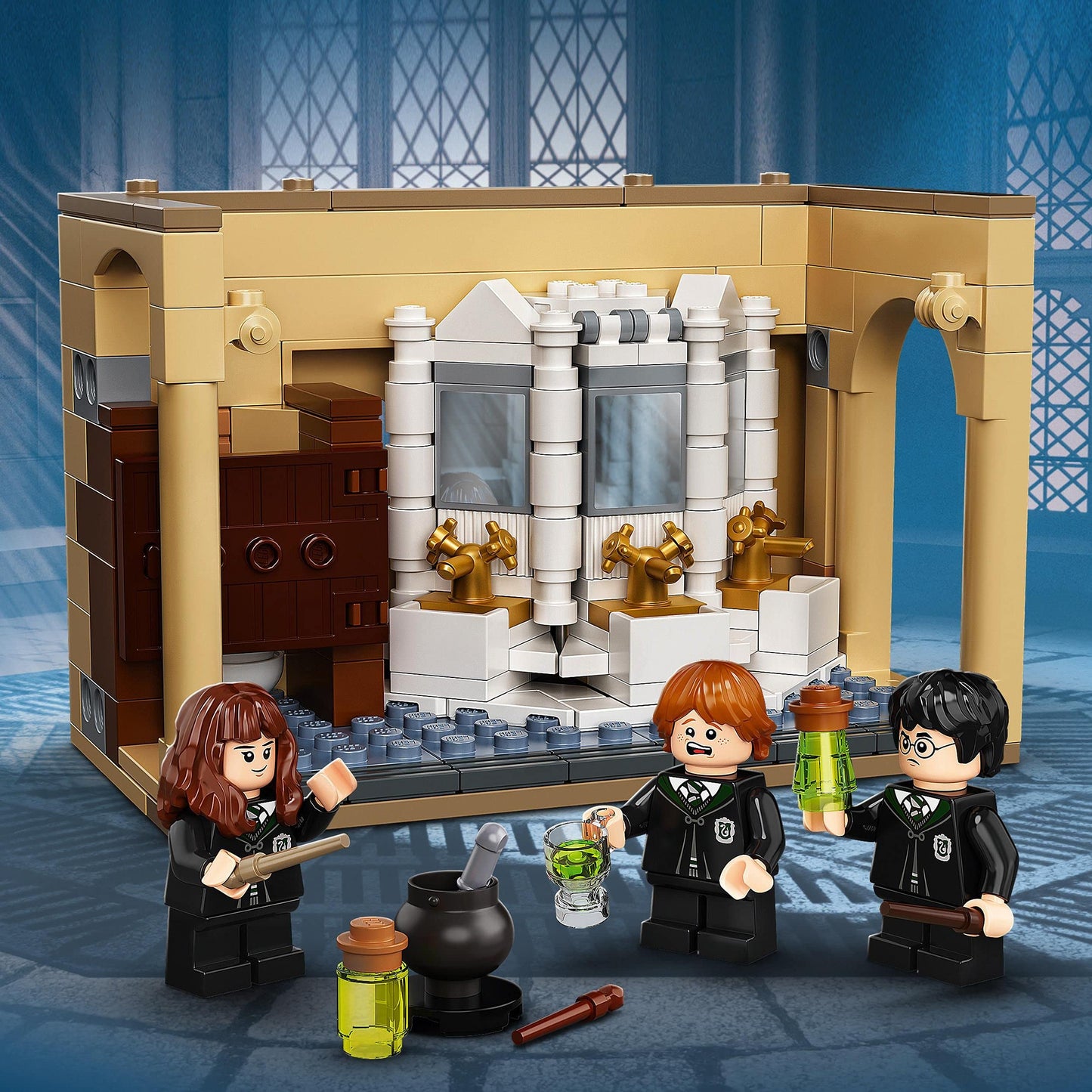LEGO Harry Potter Hogwarts: Errore della Pozione Polisucco, Castello Giocattolo con Minifigure d'Oro del 20° Anniversario 76386